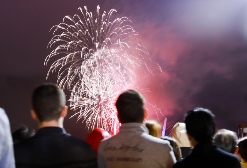 Cầu Rồng là địa điểm ngắm pháo hoa từ xa được nhiều người lựa chọn