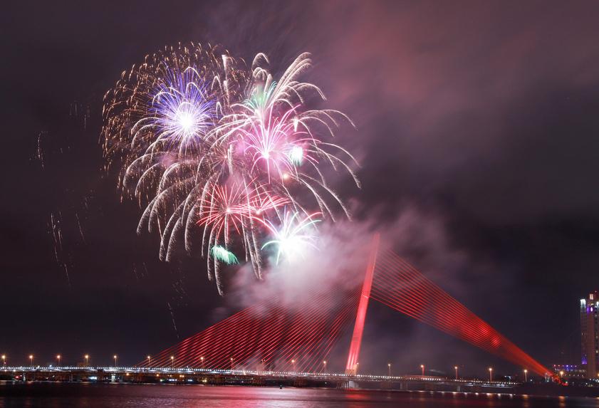 Chiêm ngưỡng pháo hoa bên cầu sông Hàn