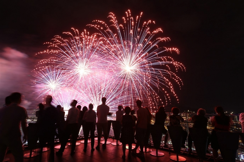 Các Sky Bar là nơi mà bạn có thể vừa chill vừa ngắm pháo hoa mà không cần phải chen chúc