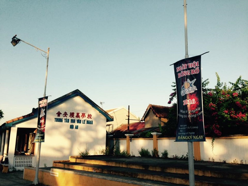 Sân bóng với khung cảnh đậm chất hoài niệm