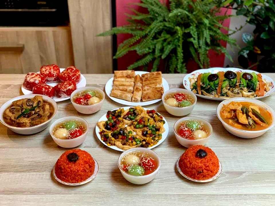 Mâm cỗ cúng Phật ngày Rằm tháng Giêng được chuẩn bị trang trọng với các món chay đủ màu sắc 