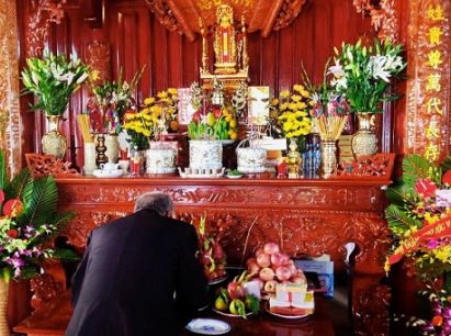 Văn khấn mùng 1 Tết 2025 và những lưu ý quan trọng cần biết