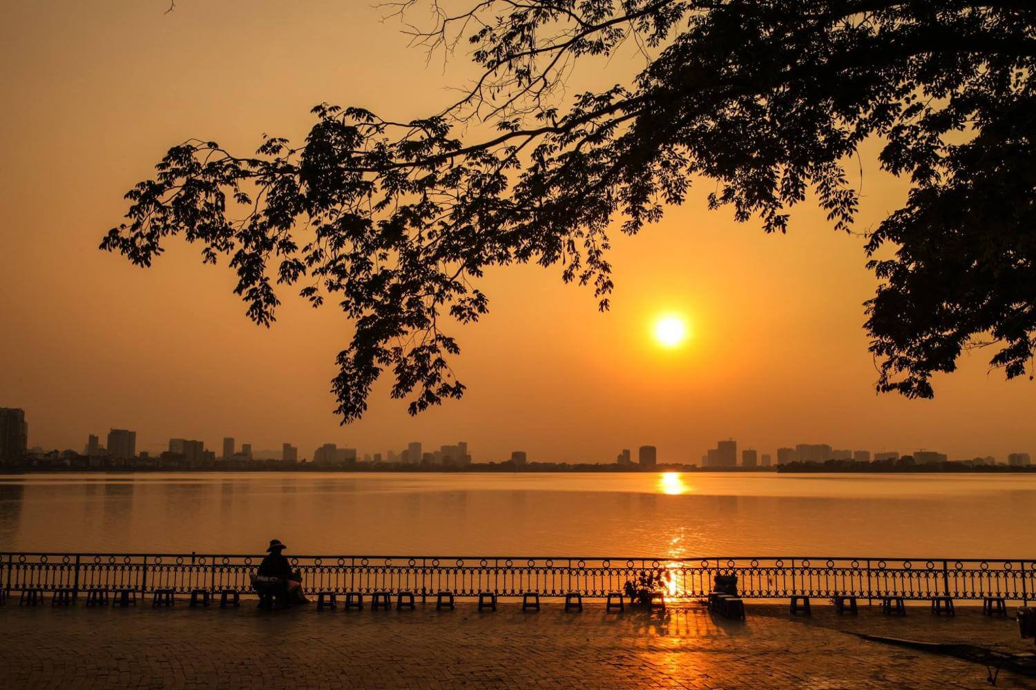 Địa điểm đi chơi 8/3 ở Hà Nội Hoàng hôn Hồ Tây - Khung cảnh đẹp ngất ngây ở Hà Nội