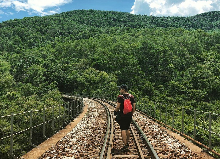 Đi bộ trên đường ray tàu hỏa để đến làng Vân 