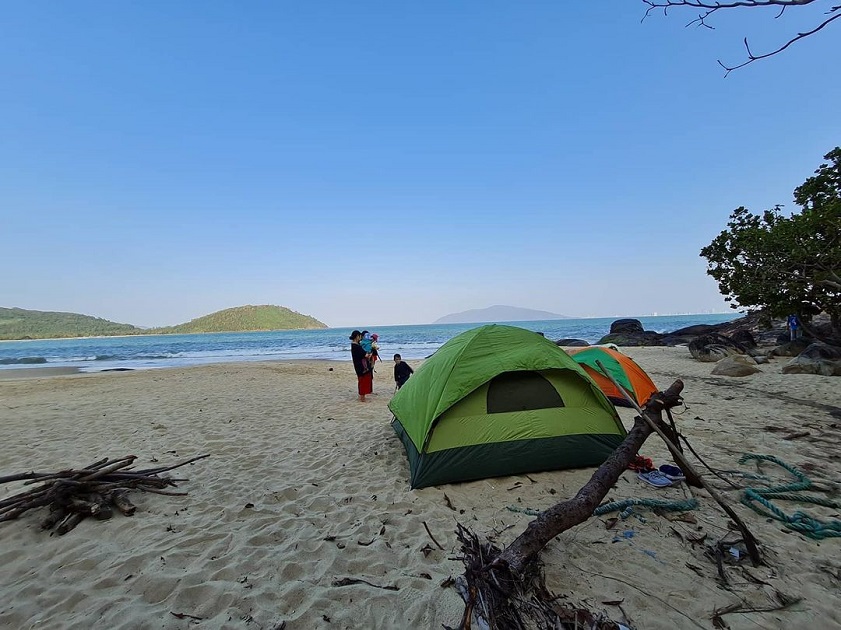 Trải nghiệm cắm trại cực chill bên bờ biển làng Vân