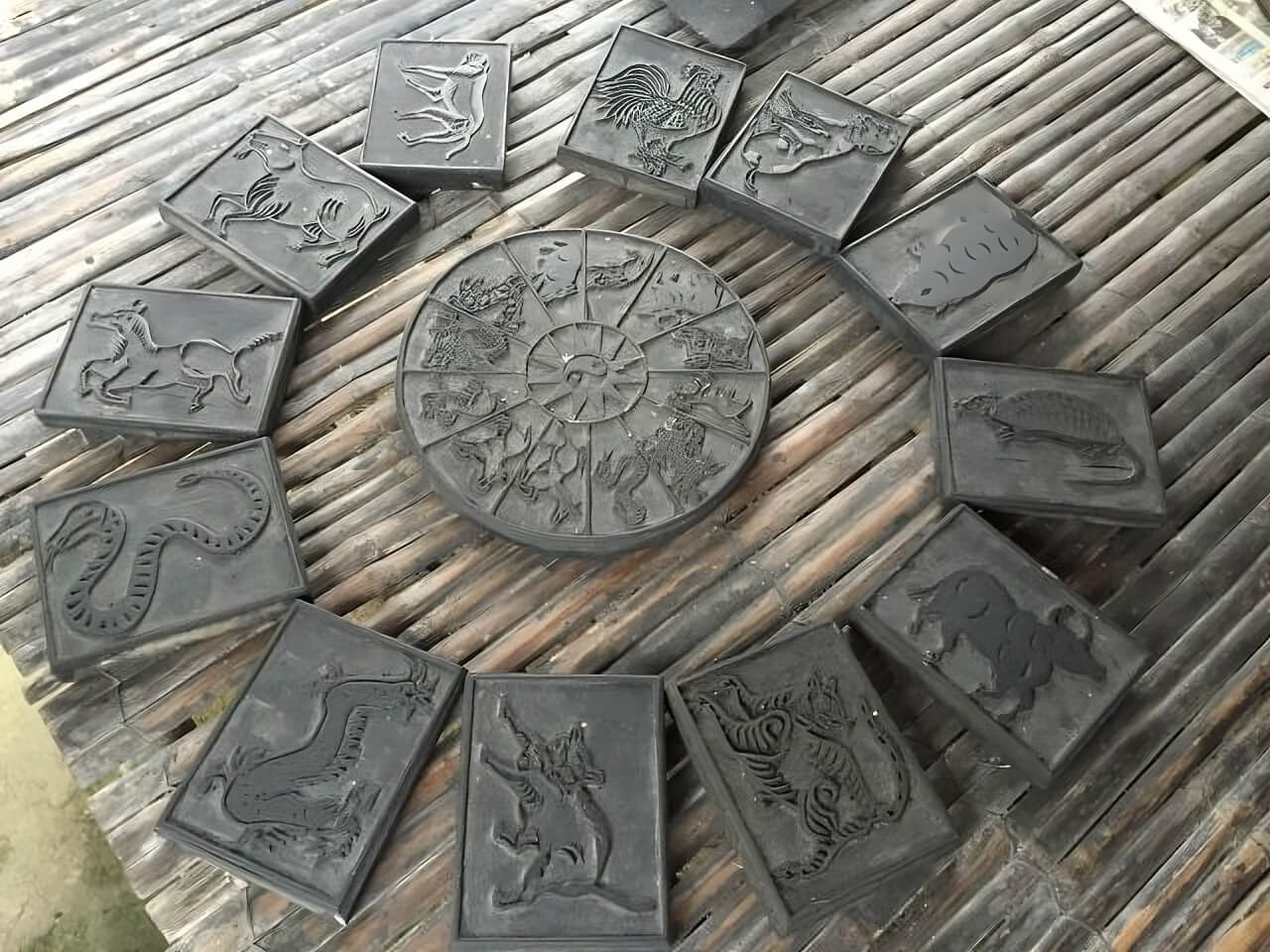 Bản mộc được khắc sẵn hình 12 con giáp 