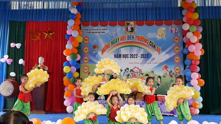 Múa khai giảng năm học mới Sắc hoa là tiết mục đầy màu sắc và ấn tượng của các bạn nhỏ