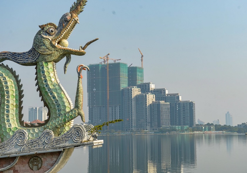 Cận cảnh chi tiết rồng được trang trí bằng gốm sứ