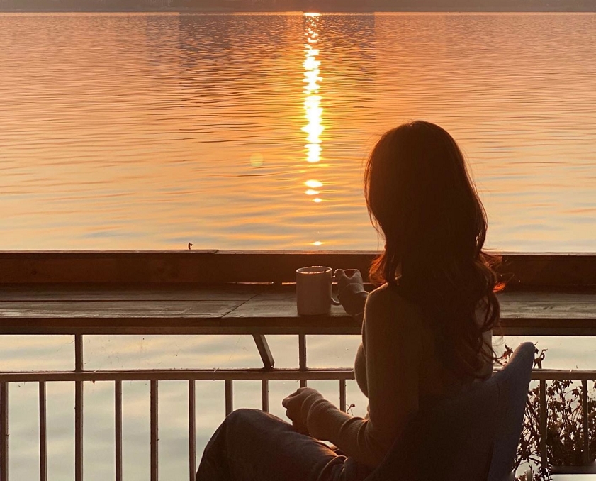 Ngắm nhìn khung cảnh cực chill tại các quán cafe gần 2 con rồng Hồ Tây