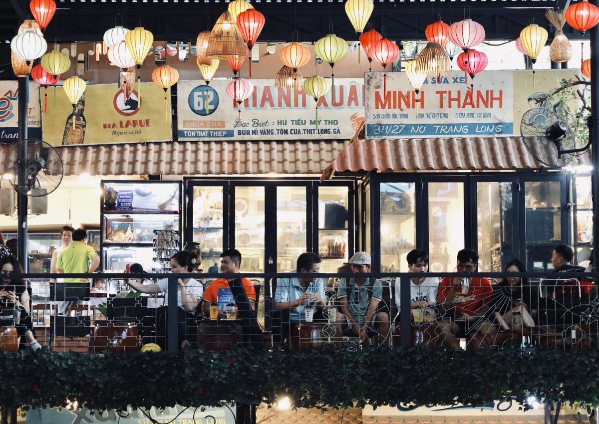 Thưởng thức cafe tại chợ đồ cổ