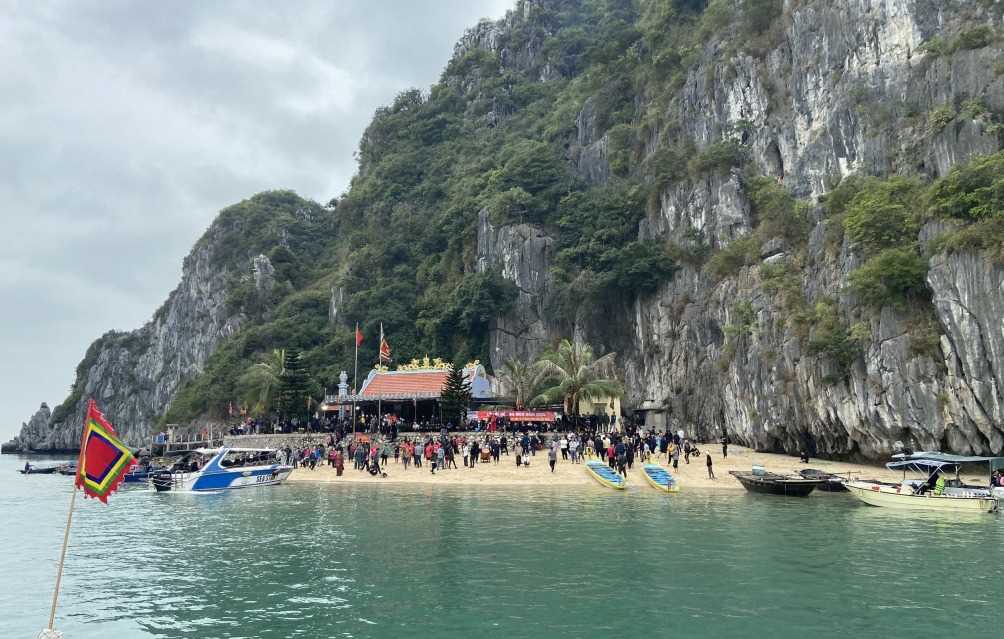 Ha Long Bay map Ba Men Temple offers a glimpse into the local fishing culture