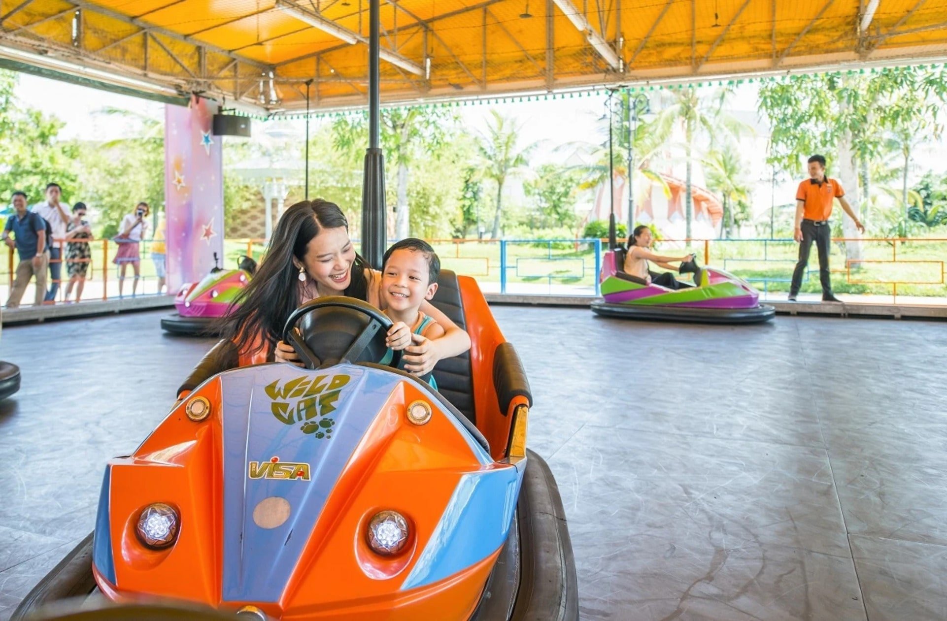 Le Van Tam Park Grand Park is a must-visit entertainment complex