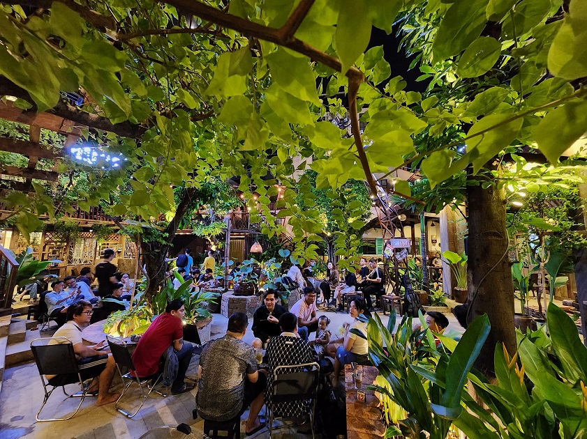 Không gian rộng rãi tại Chuyện Cà Phê