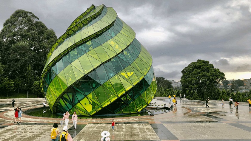 Pack for the fluctuating Da Lat temperature in October