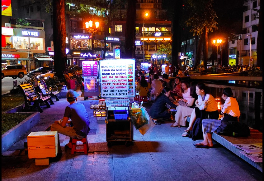 Hàng quán ăn đêm khu vực Hồ Con Rùa