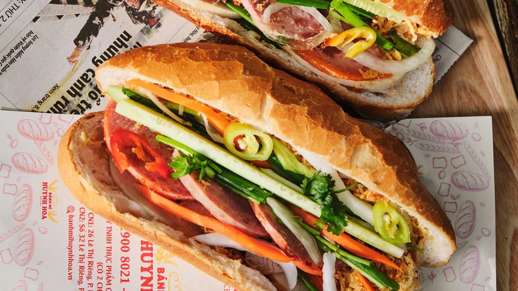Món ngon food tour Sài Gòn bánh mì