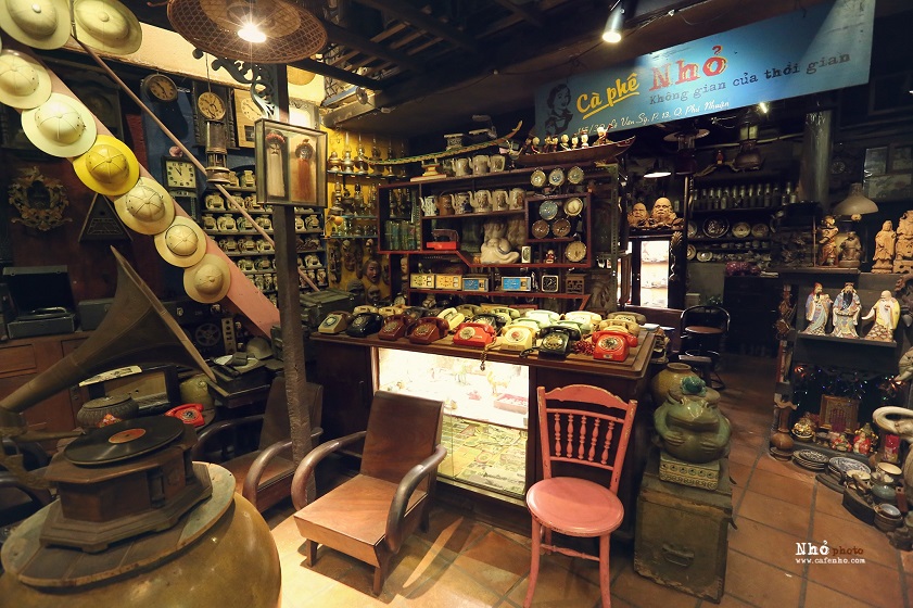 Không gian cũ kỹ tại Nhỏ Cafe
