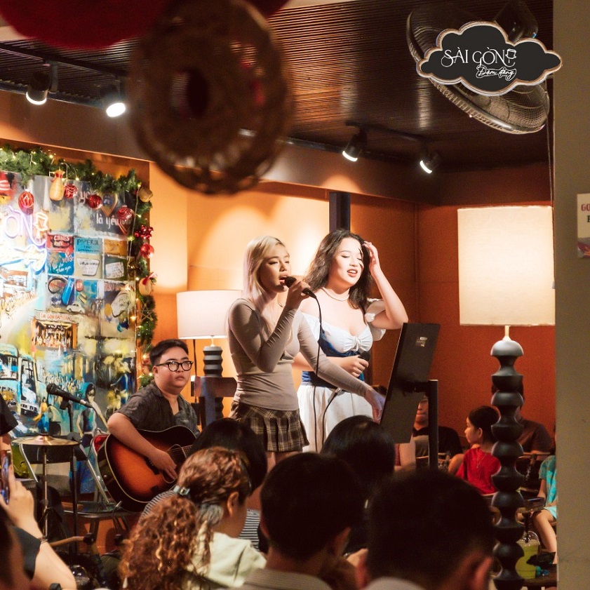 Thưởng thức âm nhạc tại Sài Gòn Đậm Đắng