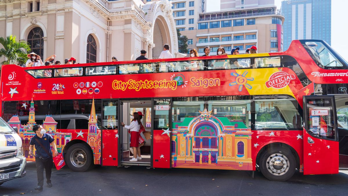 Xe bus đi qua Nhà hát Thành phố