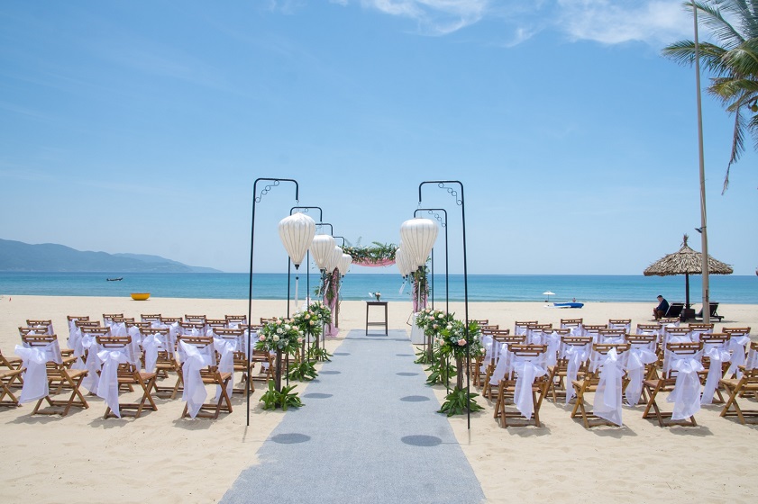 A dreamy Da Nang wedding amidst pristine scenery
