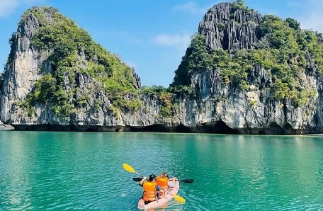 Lan Ha Bay kayaking: Best spots, tours, rentals & travel tips
