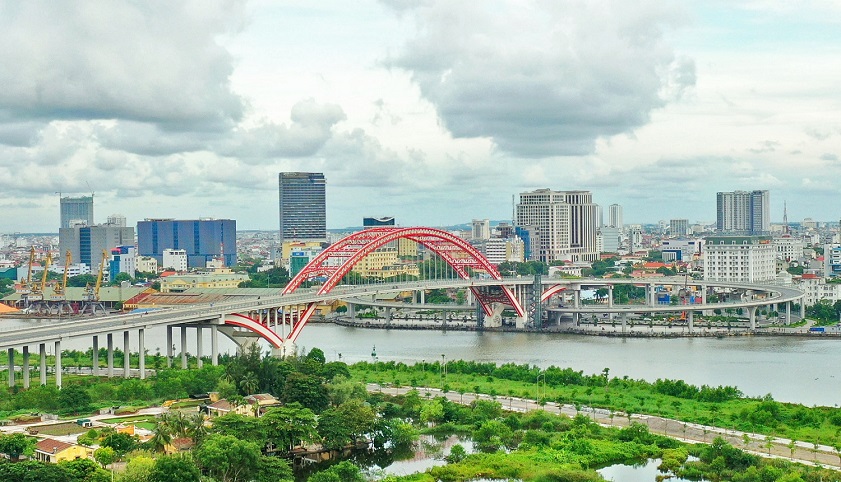 Many tourists come to capture stunning Hoang Van Thu Bridge photos