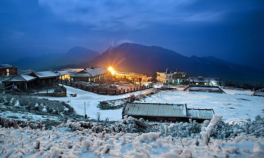 does it snow in Vietnam Many travelers visit Mau Son hoping to see snow cover its peaks