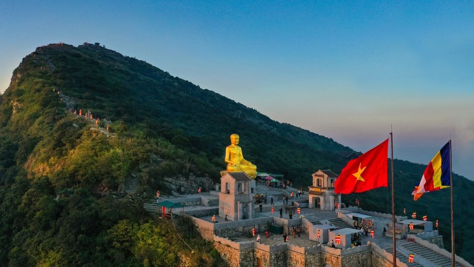 Yen Tu Pagoda Sacred Yen Tu Pagoda