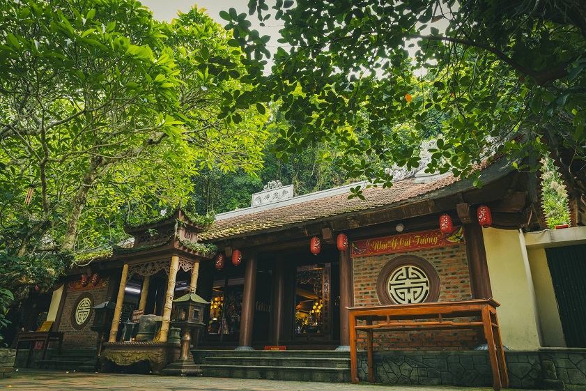 The peaceful surroundings of Giai Oan Pagoda