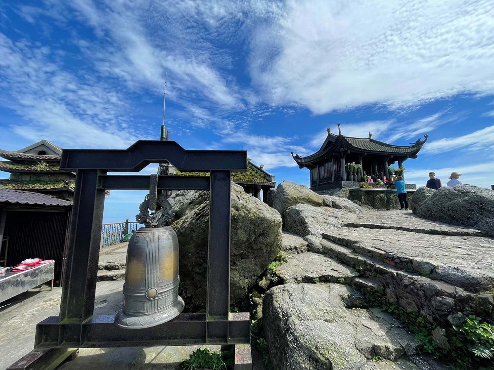 Yen Tu Pagoda Visitors to Yen Tu Pagoda