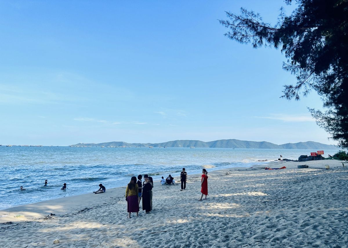 Bãi đá đen Móng Cái