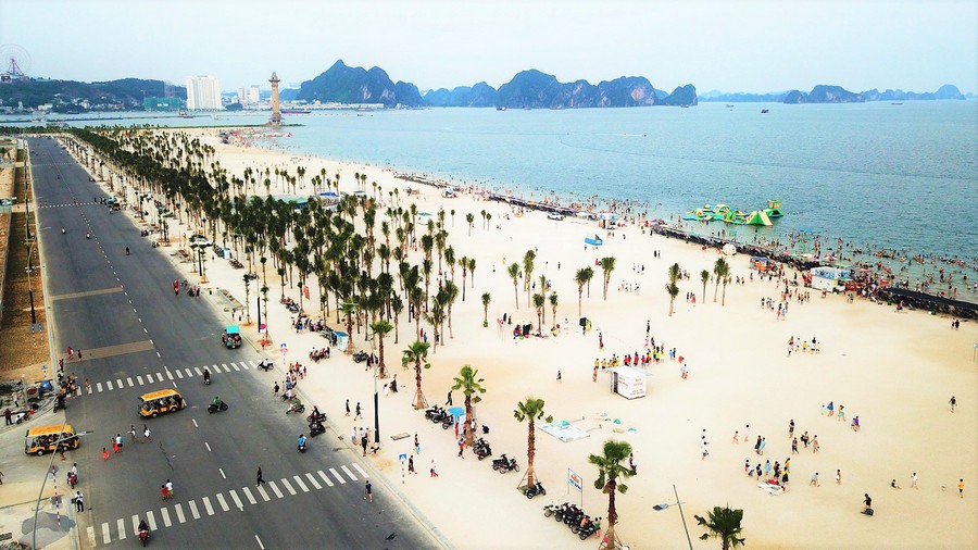 Tắm biển Bãi Cháy khi du lịch Hạ Long 2 ngày 1 đêm