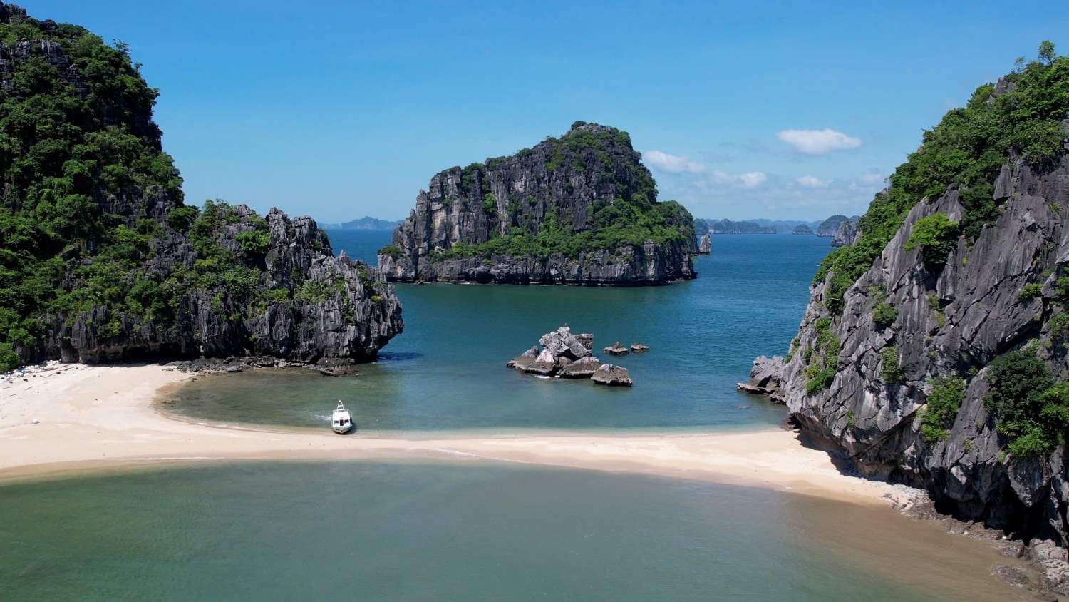 Biển Hạ Long Biển Hạ Long vào mùa nước biển trong xanh