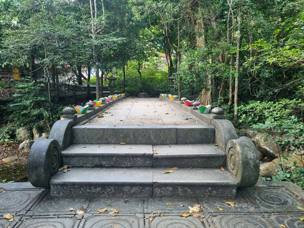 Suối Giải Oan Cây cầu đá suối Giải Oan