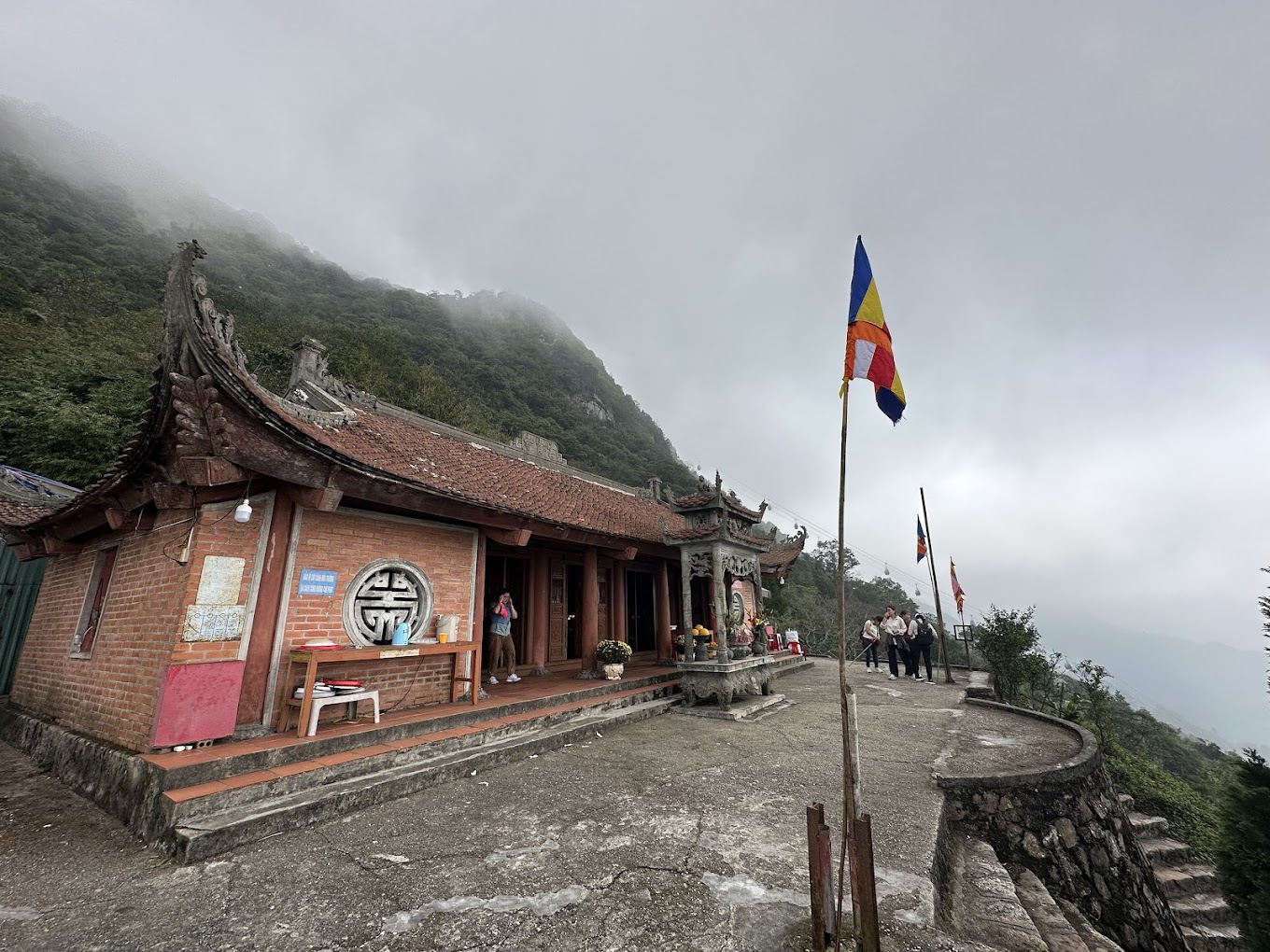 Chùa tựa lưng vào sườn núi Yên Tử