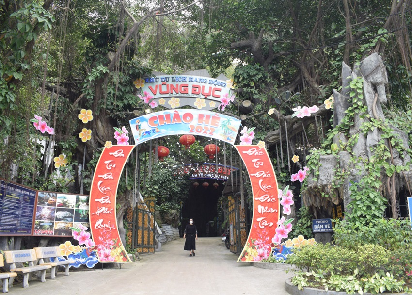 Cổng vào khu du lịch hang động Vũng Đục
