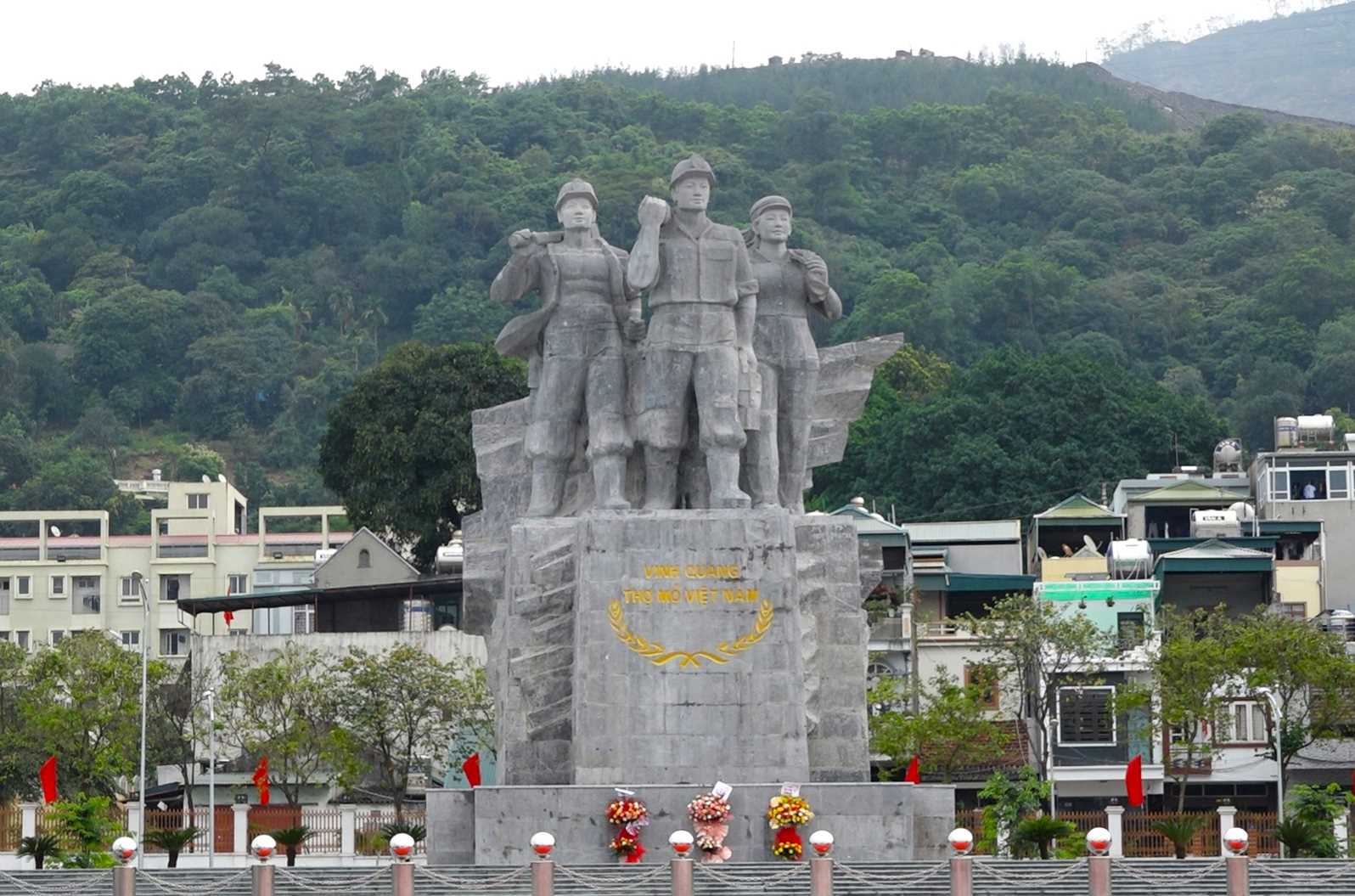 Quảng trường 12/11 Cụm tượng đài “Vinh quang thợ mỏ Việt Nam” tại Quảng trường 12 11