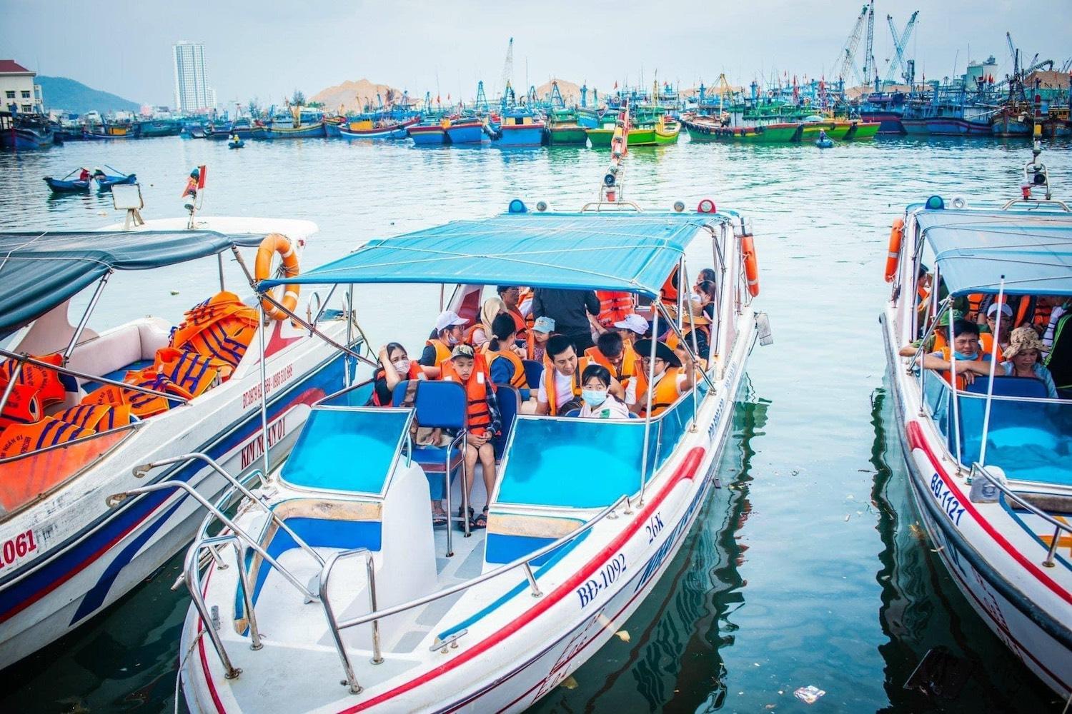 Đi tàu cano ra Cù Lao Chàm