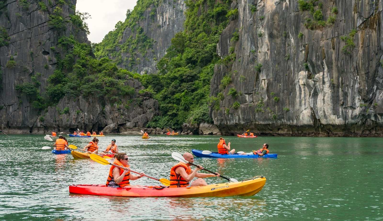Chèo kayak tham quan vịnh Hạ Long
