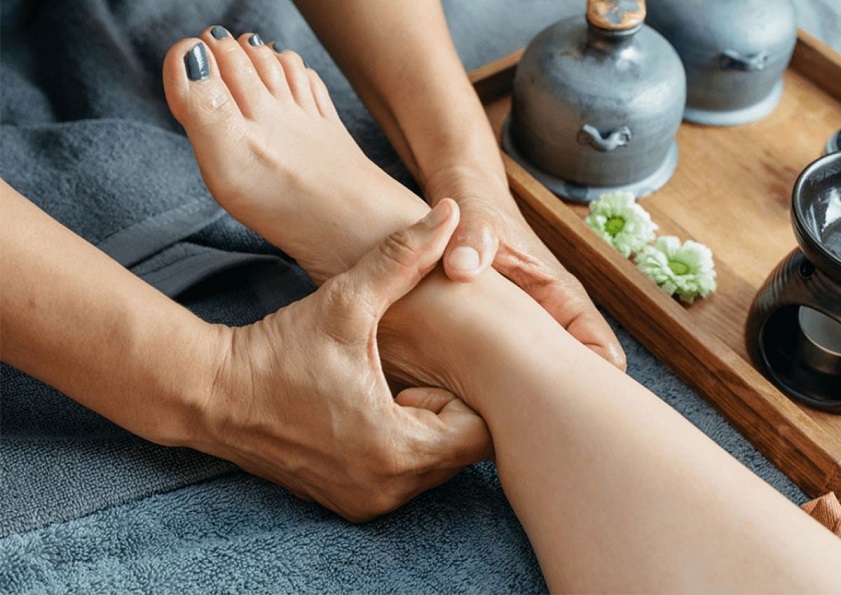 Massage chân tại Mai Chi Hạ Long