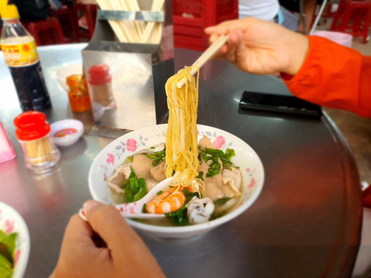 Mì trứng quán điểm tâm Hồng Bàng