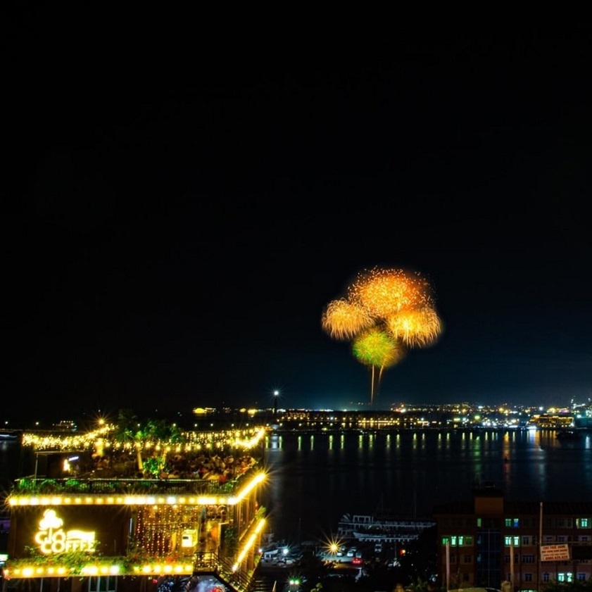Ngắm Hạ Long về đêm tại Gió Coffee