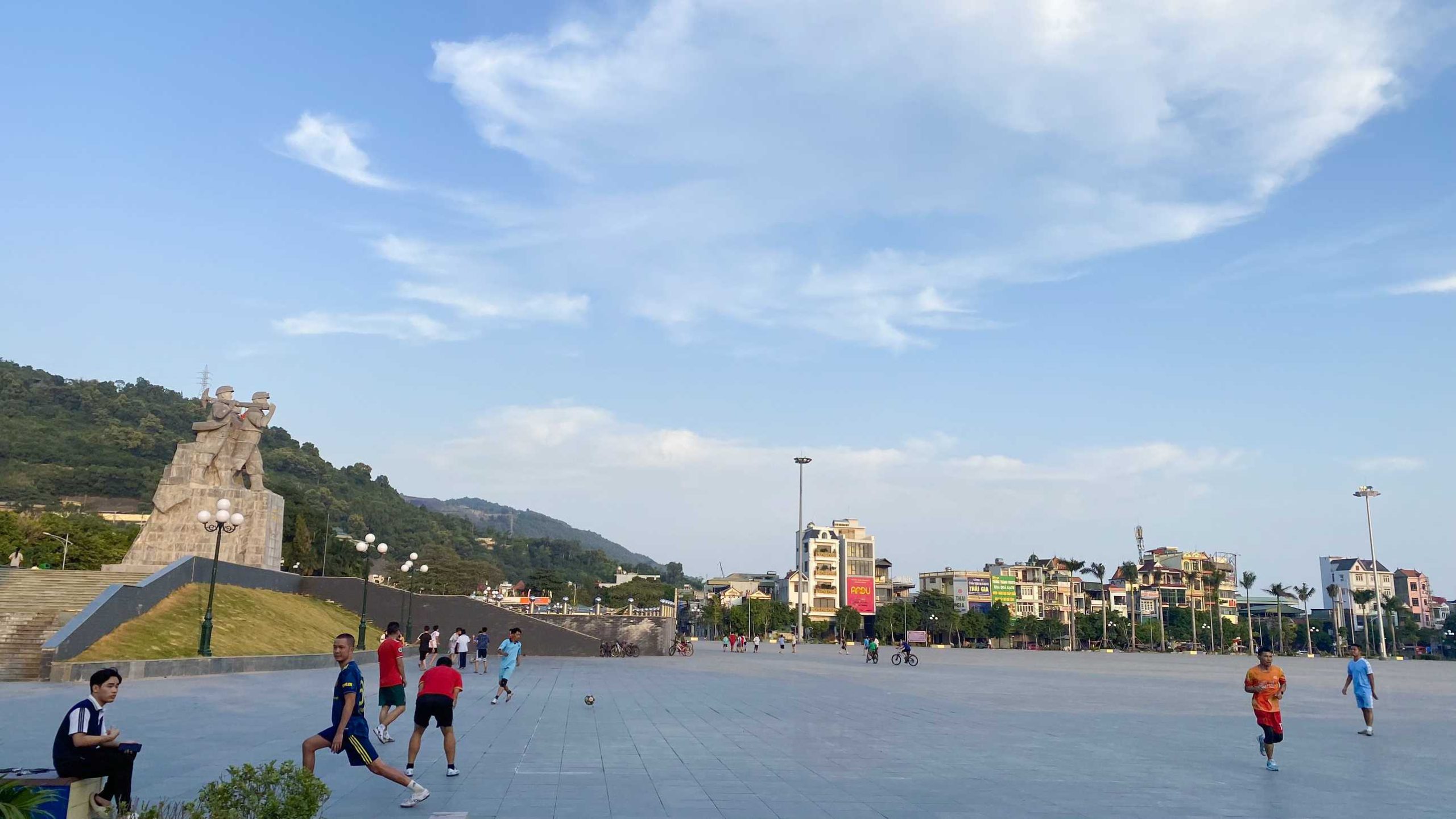 Quảng trường 12/11 Người dân vui chơi dạo mát tại Quảng trường 12/11