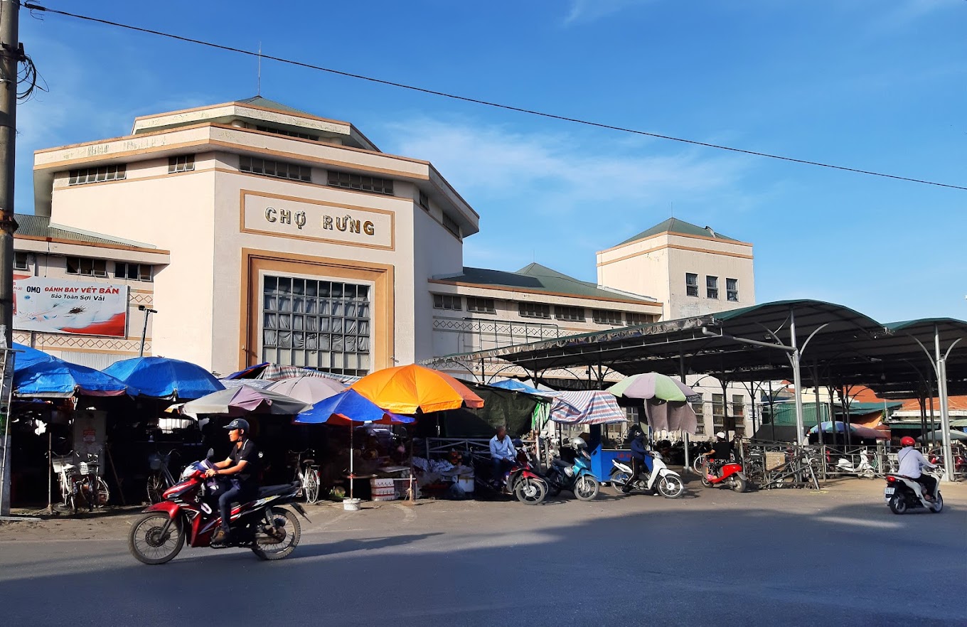 Phía bên ngoài chợ Rừng