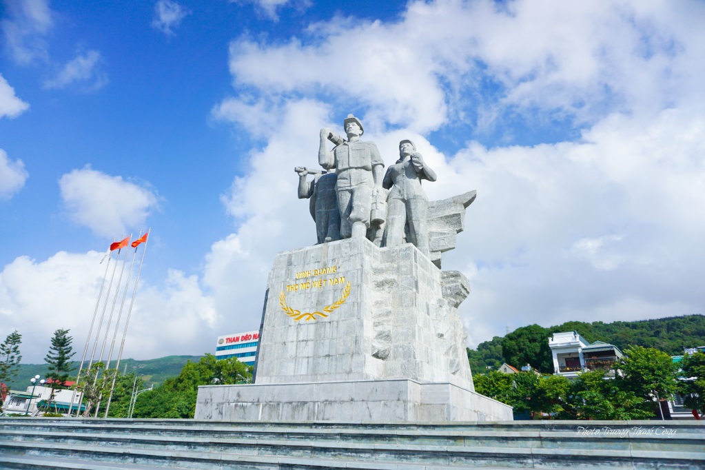 Quảng trường 12/11 Quảng trường 12/11 Cẩm Phả