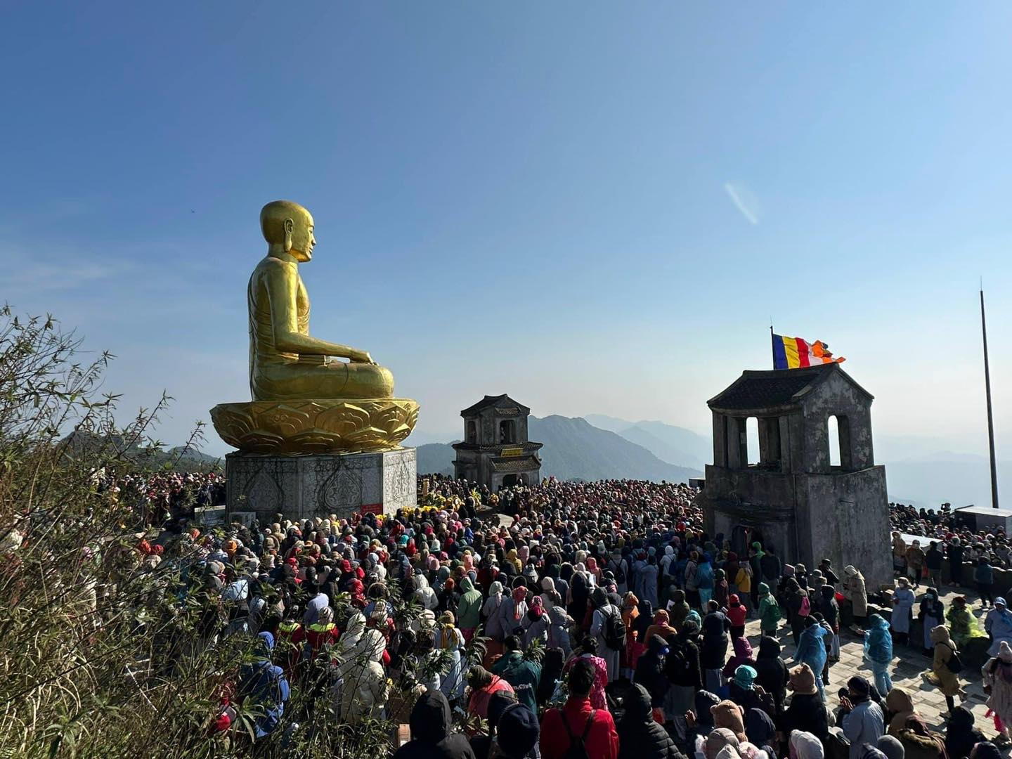 Rất đông du khách tham quan Yên Tử