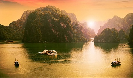 Sunrise in Ha Long Bay: A photographer’s dream scene