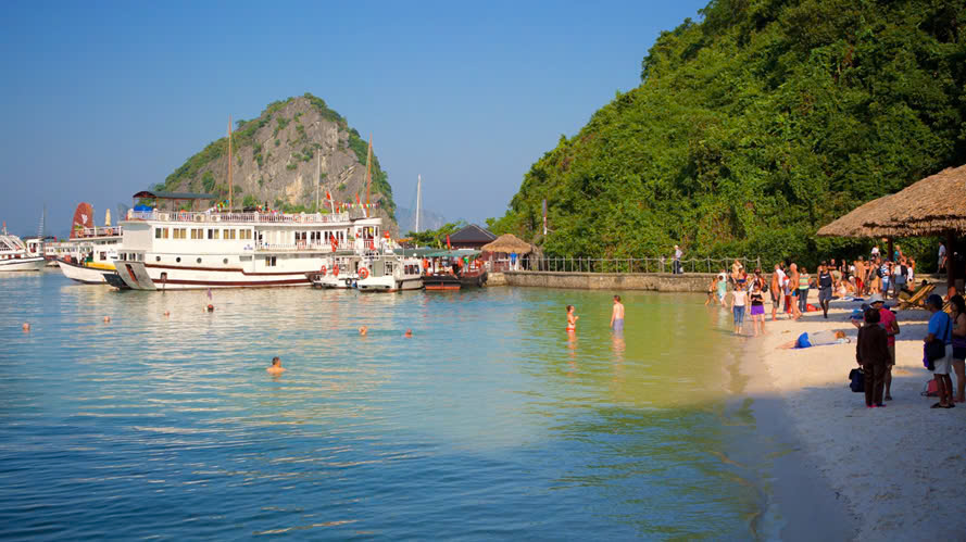 Tắm biển ở đảo Soi Sim 