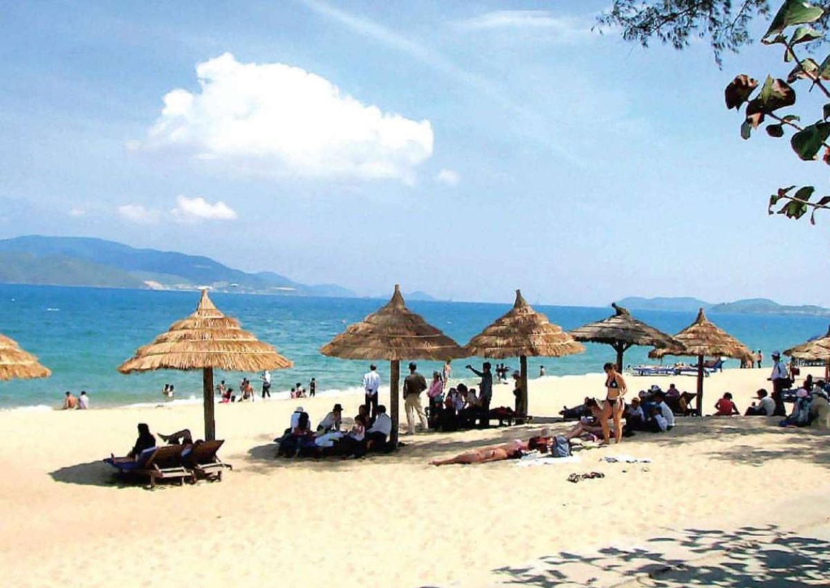 Tắm biển Quảng Ninh mùa hè