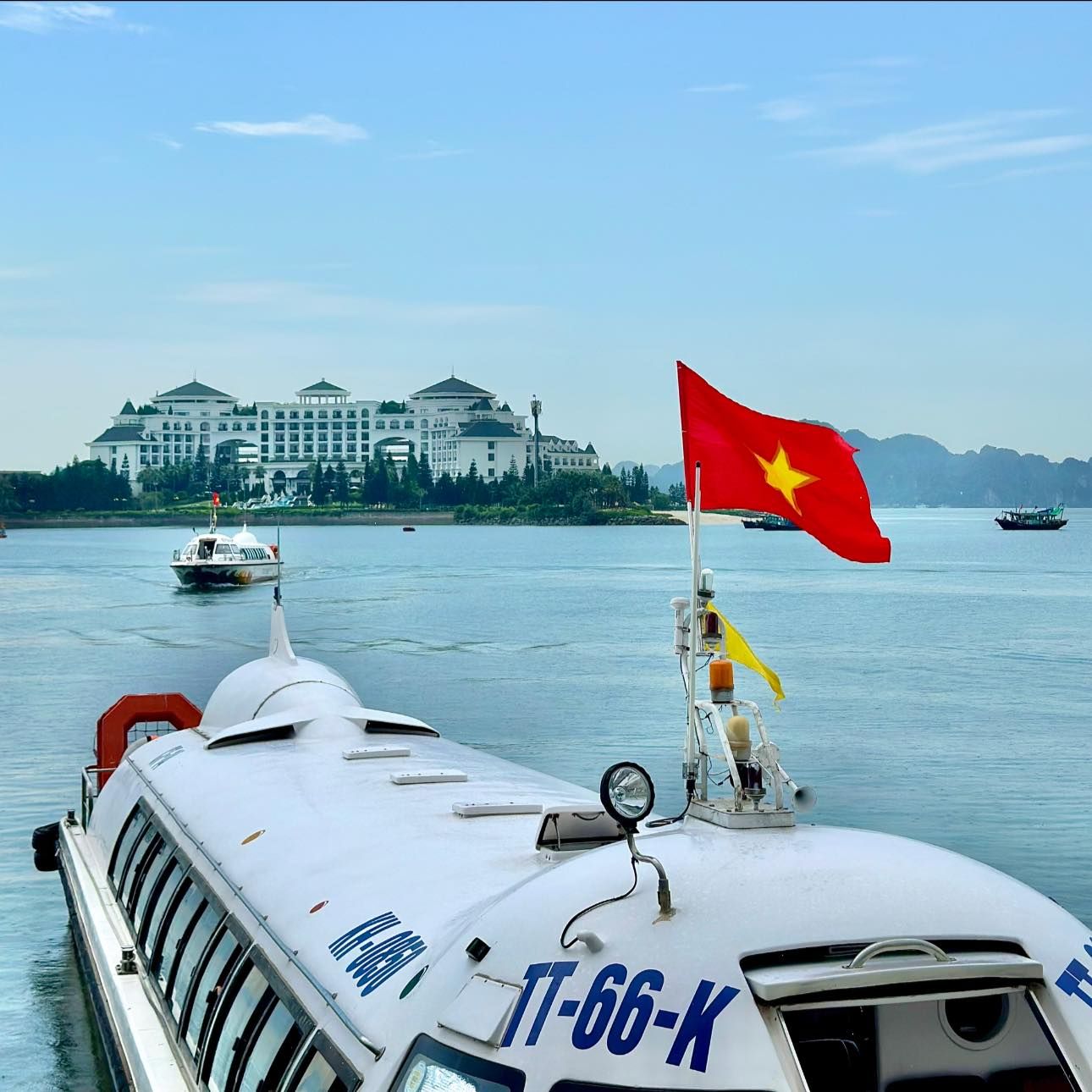 Tàu cao tốc đi đảo Rều